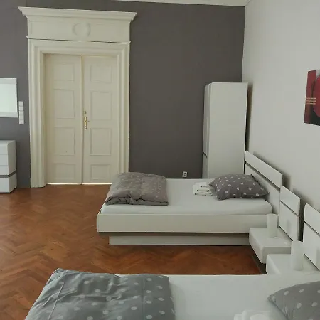 Apartment Tynska 7 *